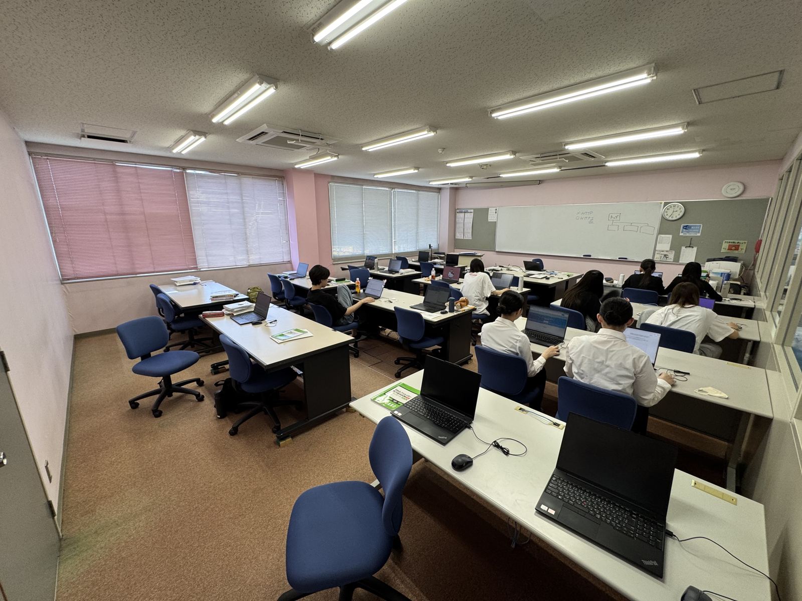 ノートPCで実習する学生たち